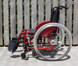 Mechanický invalidní vozík.