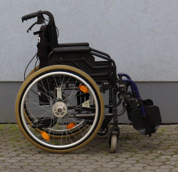 Invalidní vozík.