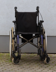 Invalidní vozík.