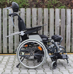 Mechanický invalidní vozík s elektrickou vertikalizací.