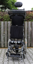 Mechanický invalidní vozík s elektrickou vertikalizací.
