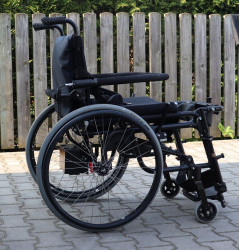 Mechanický invalidní vozíkS vertikalizací.