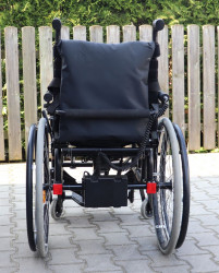 Mechanický invalidní vozíkS vertikalizací.