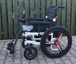 Elektrický invalidní vozík.
