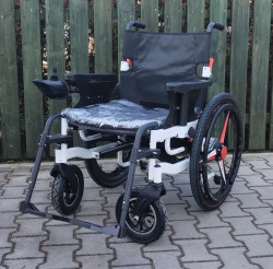 Elektrický invalidní vozík.