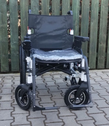 Elektrický invalidní vozík.