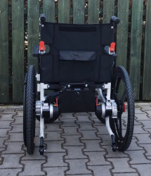 Elektrický invalidní vozík.