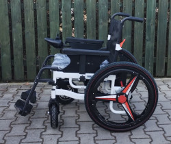 Elektrický invalidní vozík.