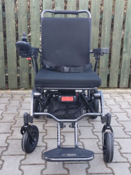 Elektrický invalidní vozík.