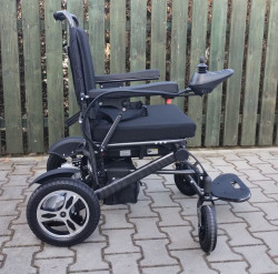 Elektrický invalidní vozík.