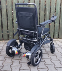 Elektrický invalidní vozík.