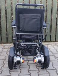 Elektrický invalidní vozík.