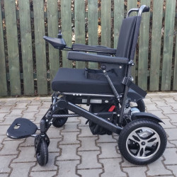 Elektrický invalidní vozík.