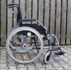 Mechanický invalidní vozík.