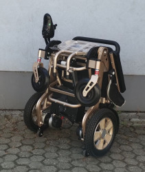 Elektrický invalidní vozík.