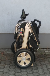 Elektrický invalidní vozík.