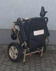 Elektrický invalidní vozík.