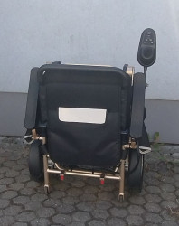 Elektrický invalidní vozík.