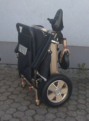 Elektrický invalidní vozík.