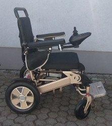Elektrický invalidní vozík.