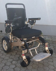 Elektrický invalidní vozík.
