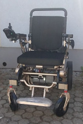 Elektrický invalidní vozík.