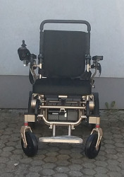 Elektrický invalidní vozík.