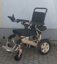 Elektrický invalidní vozík.