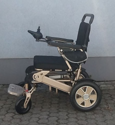 Elektrický invalidní vozík.