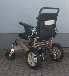 Elektrický invalidní vozík.